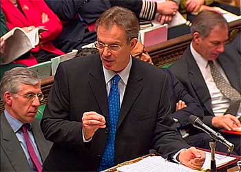 Tony Blair, junto a Jack Straw, hoy en el Parlamento británico.
