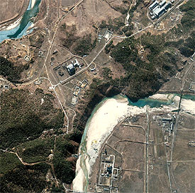 Vista aérea de la central nuclear de Yongbyon, en una fotografía tomada desde un satélite de EE UU.