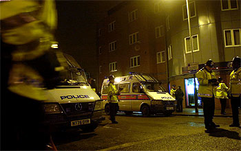 Un policía británico, esta mañana frente a la mezquita de Finsbury Park.