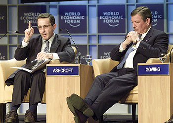 Ashcroft, junto a Uribe, durante su participación esta mañana en un debate en el foro de Davos.