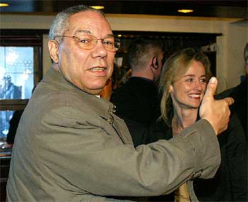 Colin Powell, a su llegada la localidad suiza de Davos.