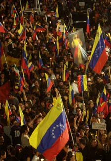 La oposición, con banderas y velas, durante la vigilia celebrada en Caracas en recuerdo de las víctimas de la intentona.