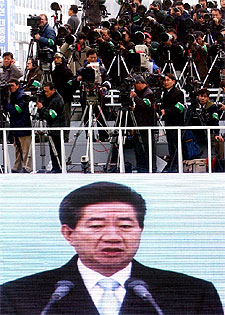 El incidente se produce horas antes de la toma de posesión del presidente de sus vecinos del Sur. En la foto, Roh Moo Hyun en una pantalla gigante.