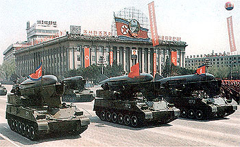 Tanques norcoreanos transportan misiles  Silkworm  como el lanzado hoy, durante una demostración militar en las calles de Pyongyang.