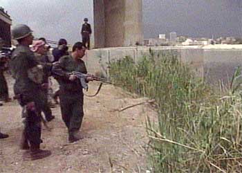 Soldados iraquíes disparan en la orilla del Tigris a la búsqueda de los dos militares.