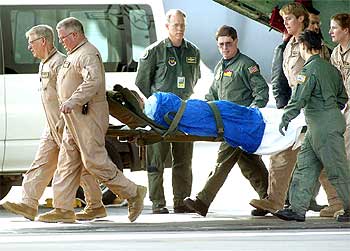 Uno de los militares heridos a su llegada a la base de Ramstein, en Alemania.