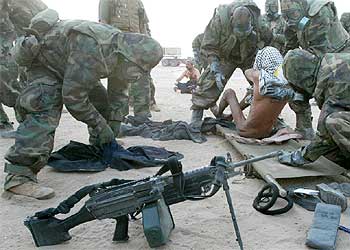 En la imagen, un iraquí en un campamento aliado del sur de Irak, donde recibe ayuda médica.