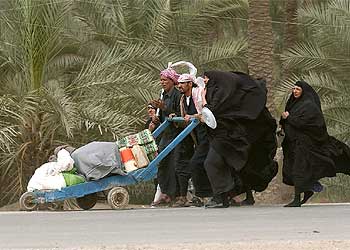 Una familia iraquí huye de la ciudad de Nasiriyah, donde se registran los combates más sangrientos.