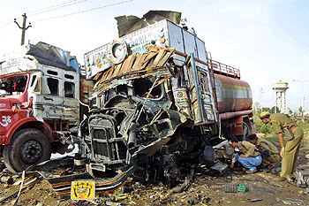La policía india inspecciona un tanque incendiado hoy en Cachemira.