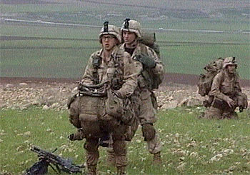 Los paracaidistas preparan su equipamiento a 75 km de la ciudad kurda de Arbil.