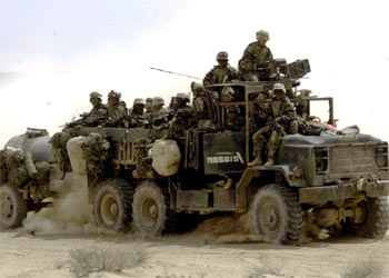 Un grupo de 'marines', esta mañana al sur de Nasiriya