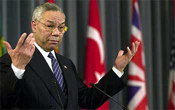 Colin Powell, durante la conferencia de prensa en la sede de la OTAN en Bruselas.