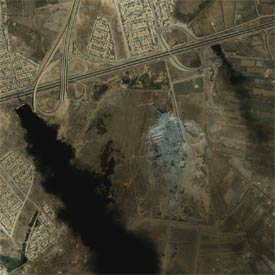Imagen de  satélite que muestra una columna de humo sobre Bagdad producto de un bombardeo.