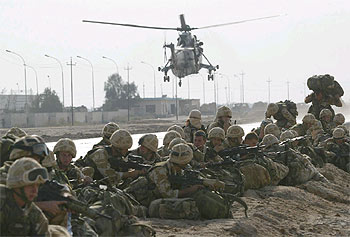 Soldados británicos, apostados en una calle de Basora.