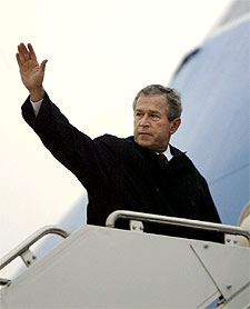 El presidente de EE UU saluda antes de partir hacia el Ulster desde la base Andrews.