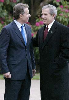 Blair recibe a Bush en el castillo de Hillsborough, cerca de Belfast.
