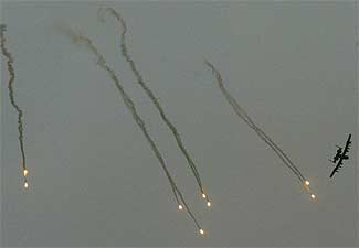 un avión estadounidense A-10 Tunderbolt  asesino de tanques  ha bombardeado esta mañana el Ministerio de Información y el Palacio de la República.