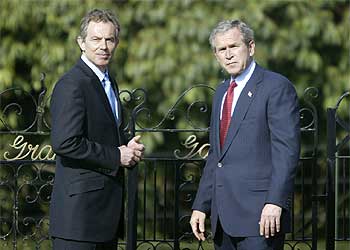Blair y Bush, hoy en los jardines del castillo de Hillsborough.