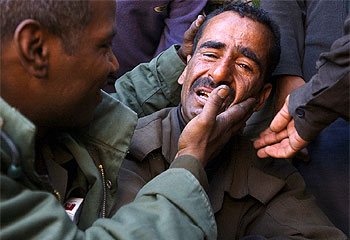 Un soldado iraquí llora tras caer preso en la aldea de Perdeh, a unos 40 kilómetros de Kirkuk.