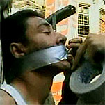 Dos  marines  detienen a un iraquí en Bagdad.