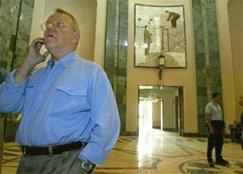 Jay Garner visita el palacio de Bagdad que albergará su oficina.