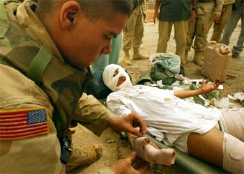 Un 'marine' asiste a uno de los heridos.