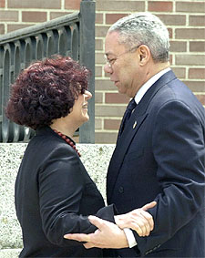 Ana Palacio saluda a Colin Powell a la llegada de éste al Palacio de La Quinta de El Pardo.