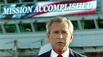 Bush durante su discurso en el portaaviones  Abraham Lincoln. 