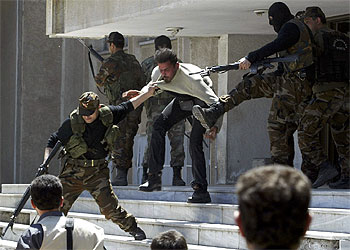 Policías turcos detienen a un manifestante hoy en la ciudad de Bingol.