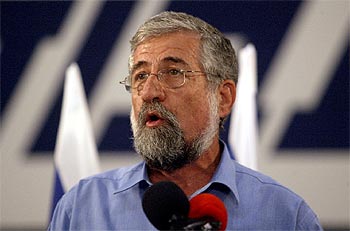 Mitzna, durante la rueda de prensa en la que anunció anoche su dimisión.