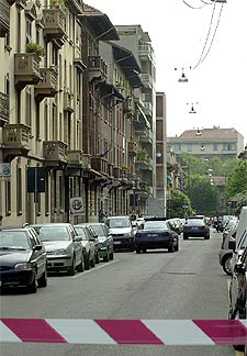 Dos coches de policía, aparcados junto al edificio donde se produjo la tragedia.