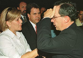 El presidente colombiano, Álvaro Uribe, charla con la esposa del gobernador Guillermo Gavira.