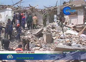 Una imagen de la televisión rusa muestra las labores de rescate tras el atentado en la localidad chechena de Znamenskoe.