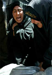 Dos mujeres iraquíes rompen en llantos al descubrir el resto de sus familiares.