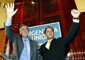 El presidente electo, Néstor Kirchner, saluda tras el discurso pronunciado al conocerse la renuncia de Menem.