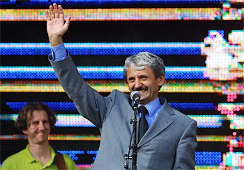 El primer ministro, Mikulas Dzurinda, sonríe al anunciar anoche el  sí  de su país a la UE.