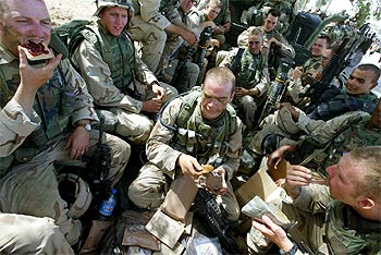 EE UU obliga a los prisioneros a escuchar música 'heavy' y programas infantiles para forzarles a hablar. En la foto, Soldados de la 173 División toman un tentempié.