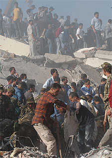 Ciudadanos de Righaia buscan víctimas entre los escombros causados por el terremoto en Argelia.