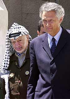 El ministro de Exteriores francés, Dominique de Villepin, junto al líder palestino, Yasir Arafat.