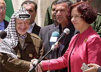 La ministra de Exteriores, Ana Palacio, con el presidente de la Autoridad Palestina, Yasir Arafat.