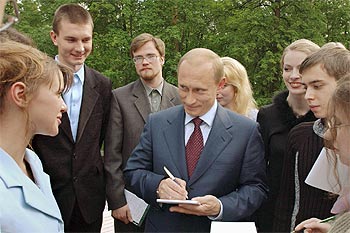 Vladímir Putin, durante una reunión con estudiantes en su residencia de verano.