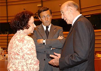 Giscard d'Estaing charla anoche en Braselas con los ministros de Exteriores de España e Italia.