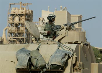 Soldados estadounidenses patrullan en Falujah, a 50 kilómetros al este de Bagdad.