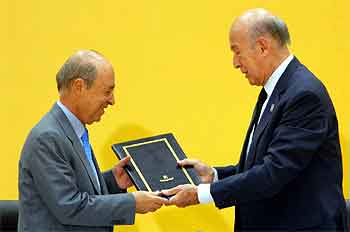 El presidente de la Convención europea, Valéry Giscard d'Estaing, entrega el proyecto de Constitución al griego Costas Simitis, presidente de turno de la UE.