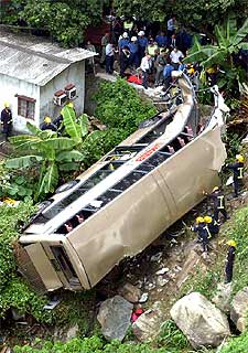 Aspecto que presentaba el autobús accidentado tras precipitarse por un desnivel de unos 50 metros.