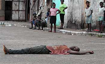 Un cadáver yace en una calle de Monrovia.