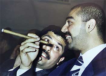 Uday y Qusay, en una reunión antes de la caída del régimen liderado por su padre.