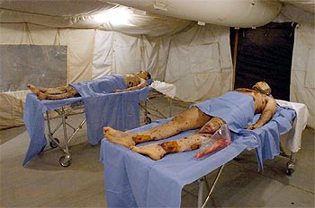 En la imagen, los cuerpos de los dos hijos varones de Sadam Husein, que hoy han recibido sepultura.