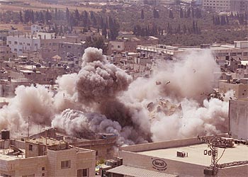 Un edificio de cuatro plantas, hoy en Cisjordania, en el momento de saltar por los aires por el fuego de artillería del Ejército israelí.