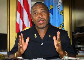 El presidente liberiano se dirige a la nación para anunciar su esperado exilio.